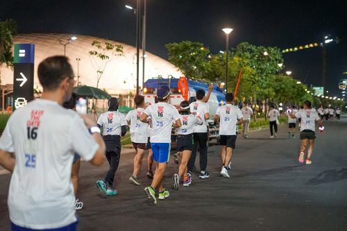 Race photo from PIK NITE RUN VIBES