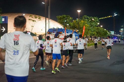 Race photo from PIK NITE RUN VIBES