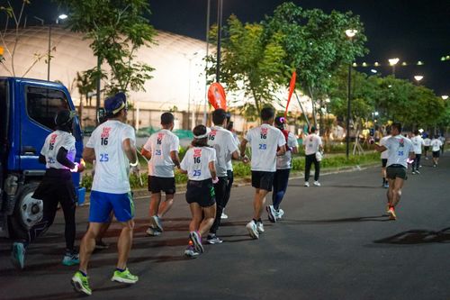 Race photo from PIK NITE RUN VIBES