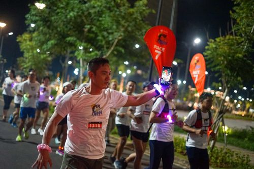 Race photo from PIK NITE RUN VIBES