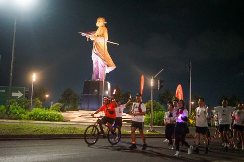 Race photo from PIK NITE RUN VIBES