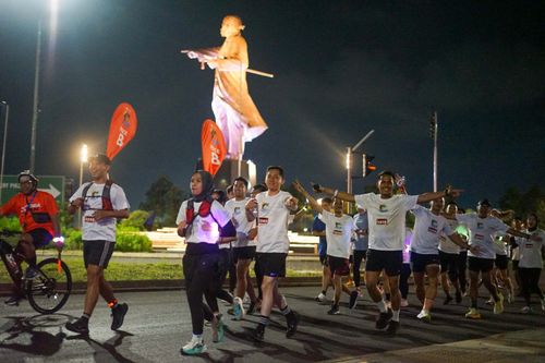 Race photo from PIK NITE RUN VIBES