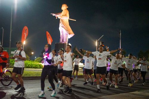 Race photo from PIK NITE RUN VIBES
