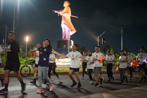 Race photo from PIK NITE RUN VIBES