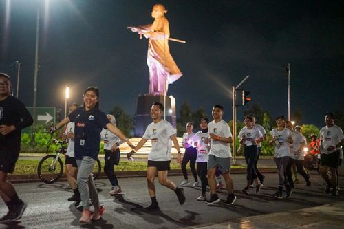 Race photo from PIK NITE RUN VIBES