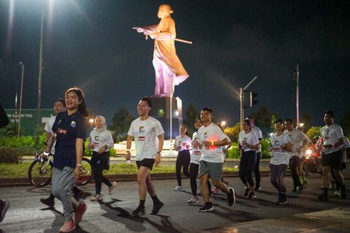 Race photo from PIK NITE RUN VIBES