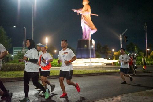 Race photo from PIK NITE RUN VIBES