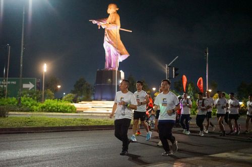 Race photo from PIK NITE RUN VIBES