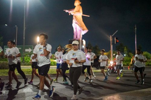 Race photo from PIK NITE RUN VIBES
