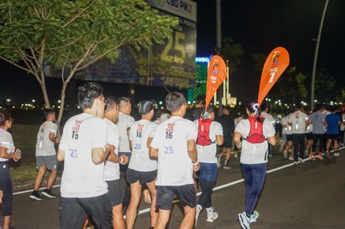 Race photo from PIK NITE RUN VIBES