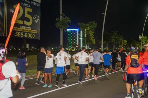 Race photo from PIK NITE RUN VIBES
