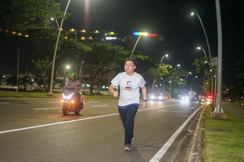 Race photo from PIK NITE RUN VIBES
