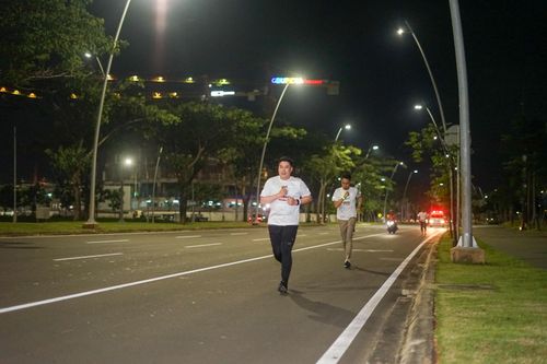 Race photo from PIK NITE RUN VIBES