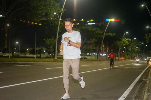 Race photo from PIK NITE RUN VIBES