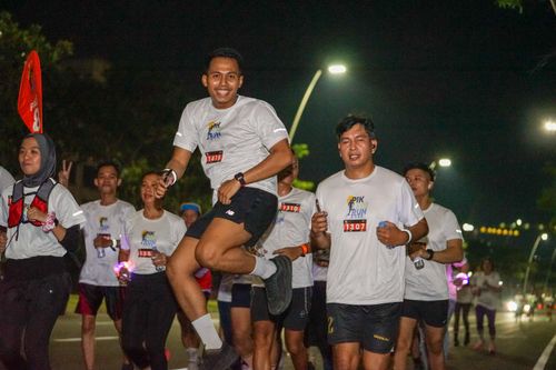 Race photo from PIK NITE RUN VIBES