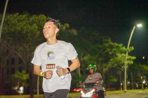 Race photo from PIK NITE RUN VIBES