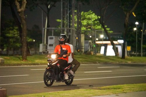 Race photo from PIK NITE RUN VIBES