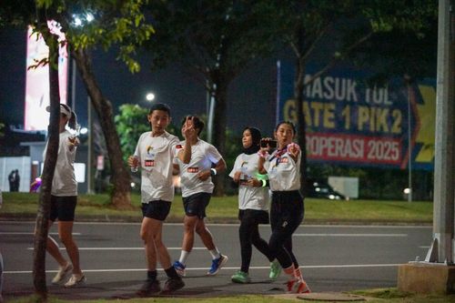 Race photo from PIK NITE RUN VIBES