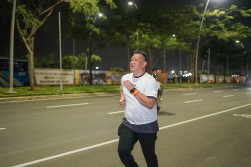 Race photo from PIK NITE RUN VIBES