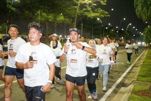 Race photo from PIK NITE RUN VIBES