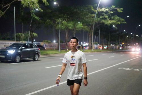 Race photo from PIK NITE RUN VIBES
