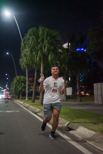 Race photo from PIK NITE RUN VIBES