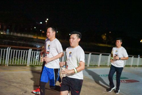 Race photo from PIK NITE RUN VIBES