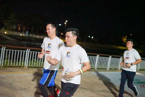 Race photo from PIK NITE RUN VIBES
