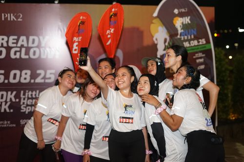Race photo from PIK NITE RUN VIBES