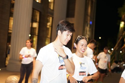 Race photo from PIK NITE RUN VIBES