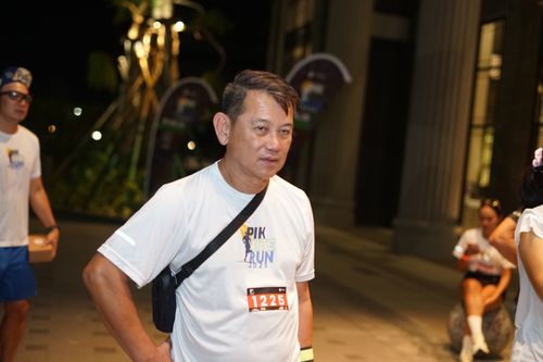 Race photo from PIK NITE RUN VIBES