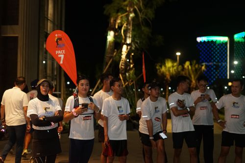 Race photo from PIK NITE RUN VIBES