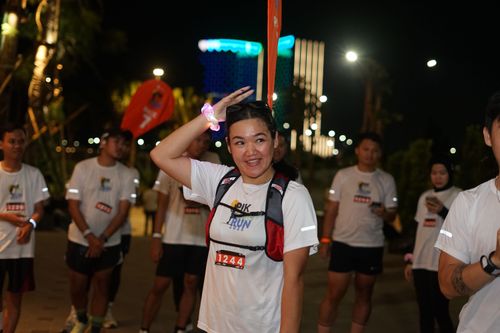 Race photo from PIK NITE RUN VIBES
