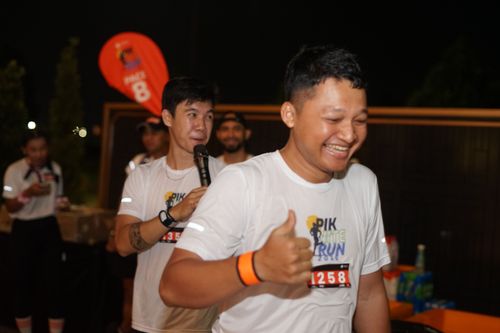 Race photo from PIK NITE RUN VIBES