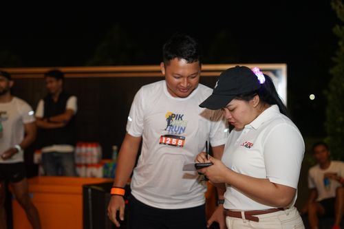 Race photo from PIK NITE RUN VIBES