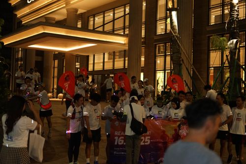 Race photo from PIK NITE RUN VIBES
