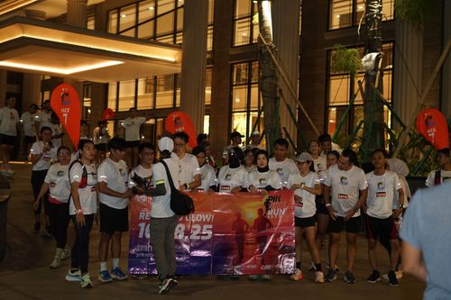 Race photo from PIK NITE RUN VIBES