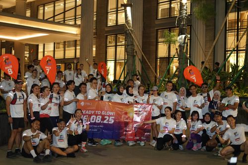 Race photo from PIK NITE RUN VIBES
