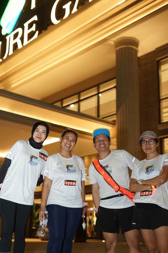 Race photo from PIK NITE RUN VIBES