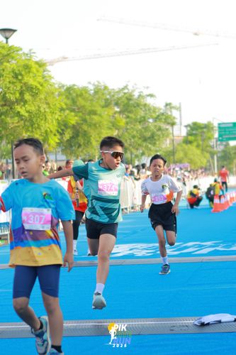 Race photo from PIK NITE RUN 2025
