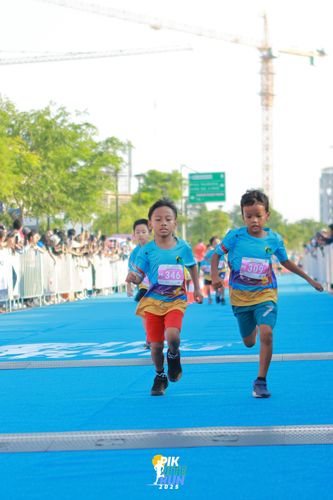 Race photo from PIK NITE RUN 2025
