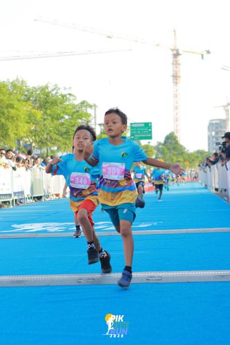 Race photo from PIK NITE RUN 2025