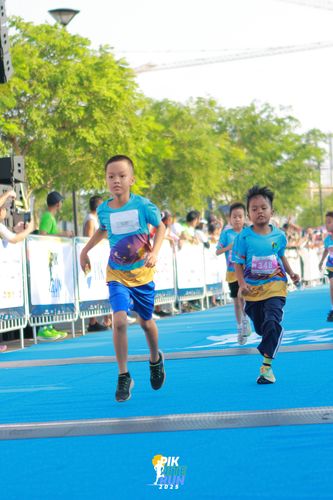 Race photo from PIK NITE RUN 2025