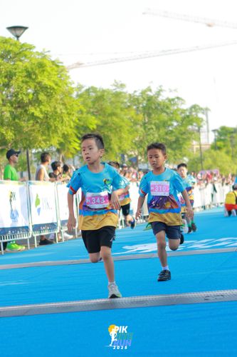 Race photo from PIK NITE RUN 2025