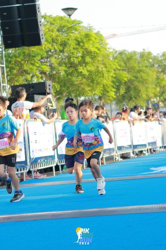 Race photo from PIK NITE RUN 2025