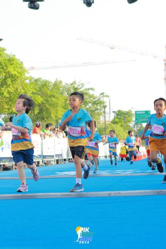 Race photo from PIK NITE RUN 2025