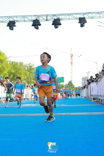 Race photo from PIK NITE RUN 2025