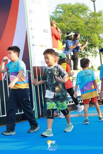 Race photo from PIK NITE RUN 2025