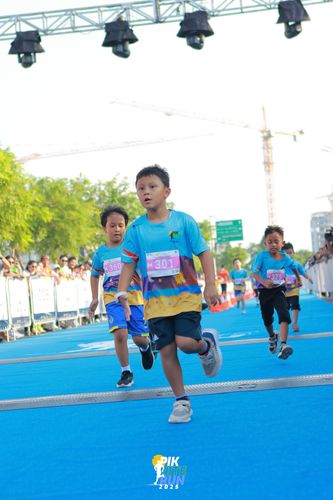 Race photo from PIK NITE RUN 2025
