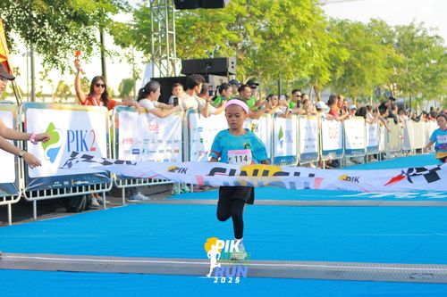 Race photo from PIK NITE RUN 2025